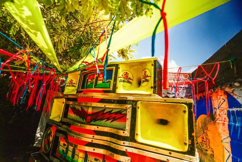 A towering hand-painted Picó sound system in Barranquilla