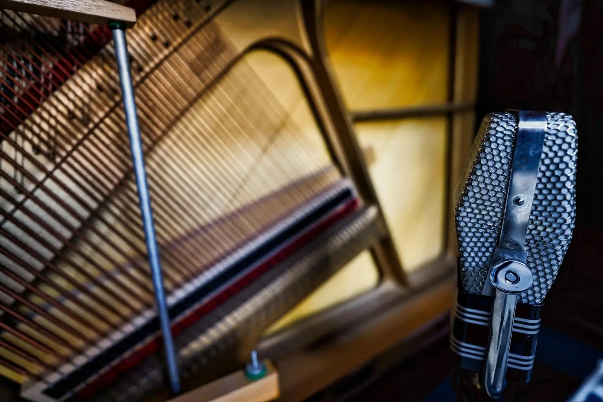 Piano with Ribbon microphone 1